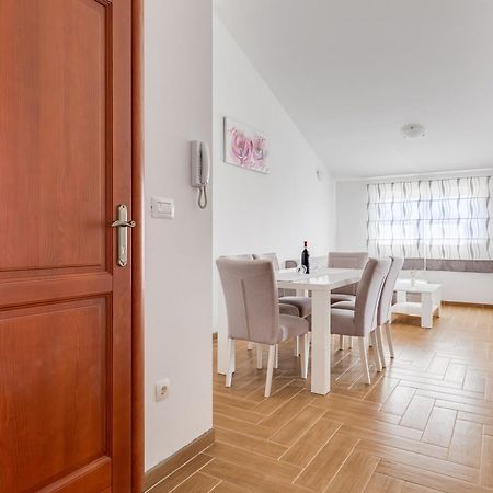 Apartmani Pocrnic Pakostane Exterior photo